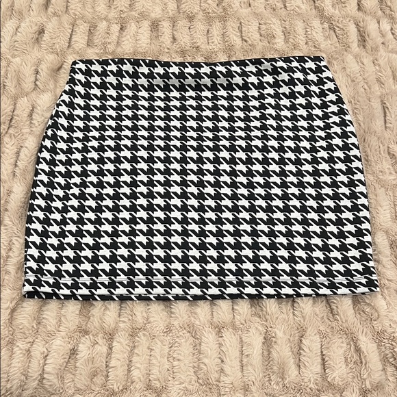Express Dresses & Skirts - Express 90s Vintage Esq Houndstooth Black and White High Rise Skirt Size Large